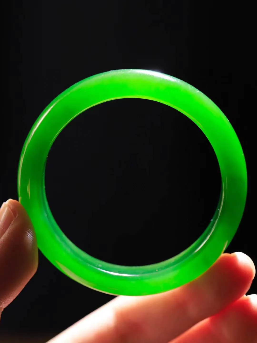 【碧波流转·手镯】

典藏级️和田玉碧玉手镯，玉质细腻温润，手感舒适，️线条流畅，简约大气，美自天成，佩戴于腕间，婉约之美，举手投足间透出那份低调奢华，醉人心扉。
重41.2克 内径圈口52mm尺寸11.8-7.5mm  FDA-1315808