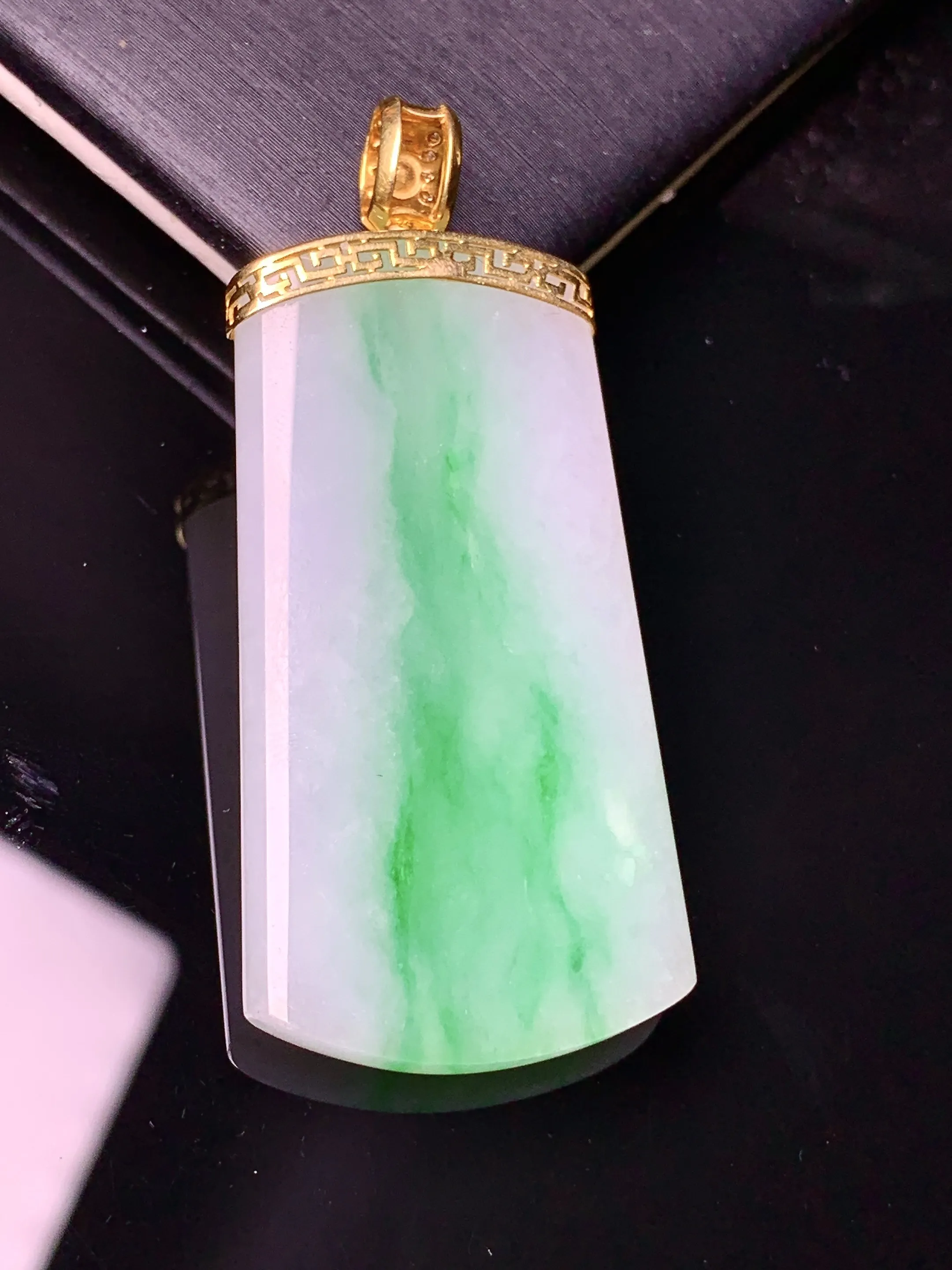18k金镶嵌飘绿无事牌吊坠 玉质细腻 色泽艳丽清新 整体尺寸47.3*21.3*4.2