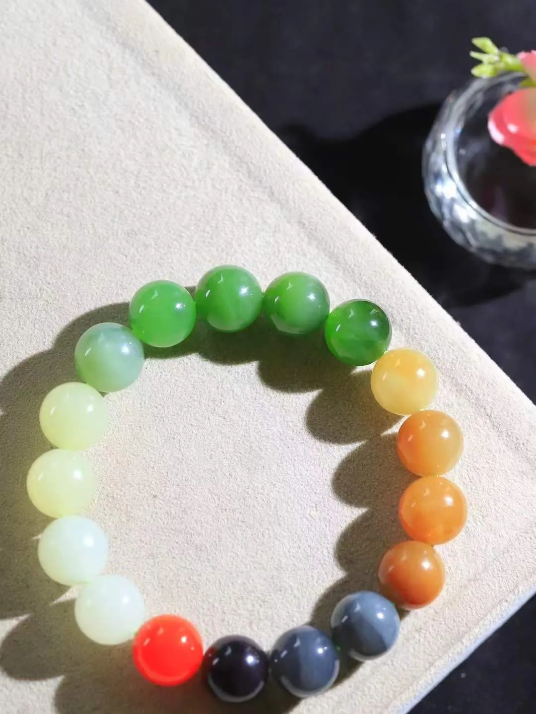 【多宝手串】

精选和田玉多宝手串，每一颗玉石都凝聚自然的灵气与岁月的沉淀，寓意福禄寿喜，守护您的平安与幸福。佩戴它，感受千年玉文化的温润与优雅。重45克  尺寸取一12mm  5617839A