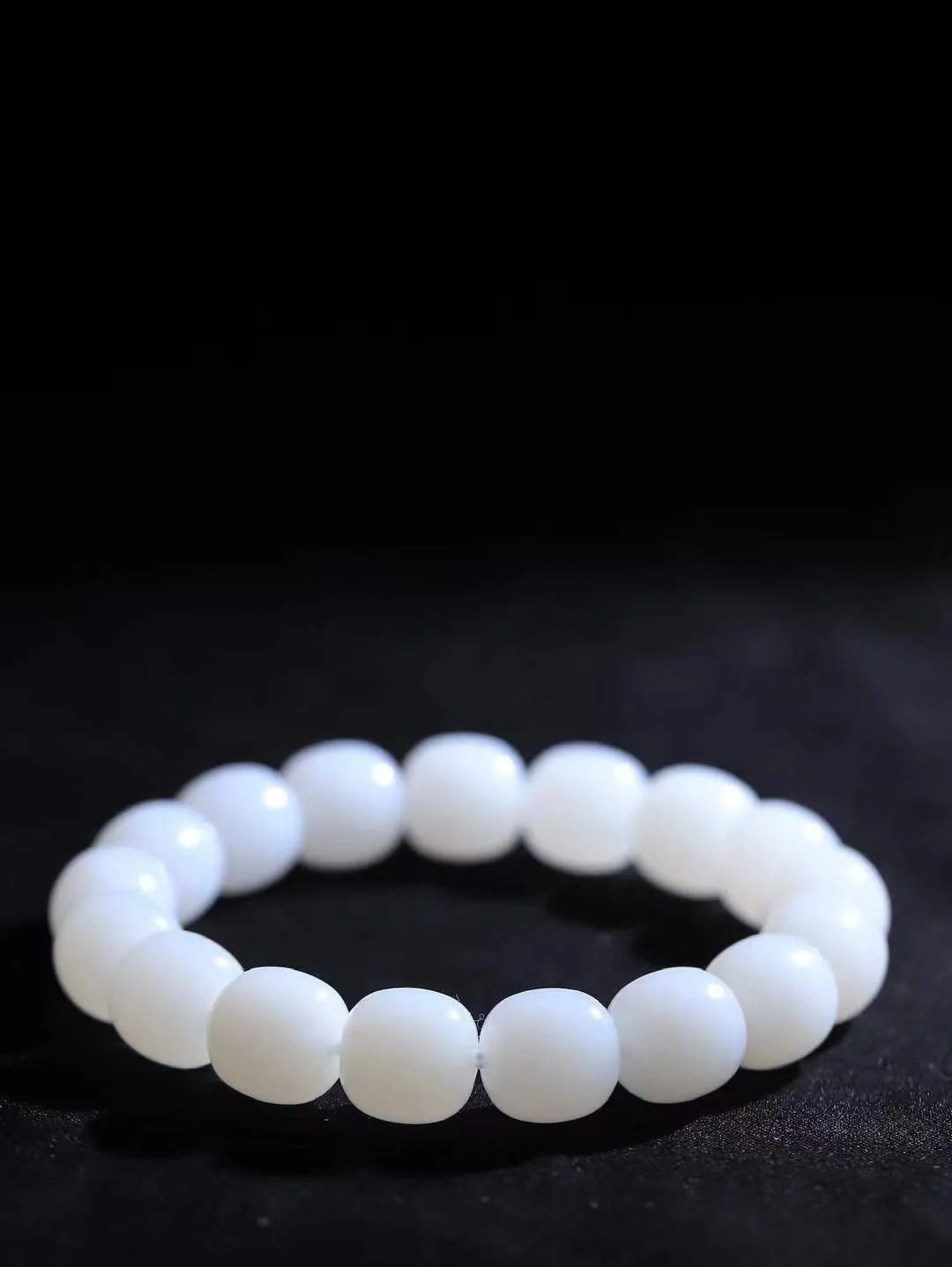 （老型珠.手串）

精品 和田玉白玉老型珠手串，玉质细腻油润 饱满光滑 质朴无华，悠远简单，人心境界远，百世修炼深，心灵常驻善意持，觉悟人生百世修。重54.3克    尺寸取一12.3-12.2mm    1010800A