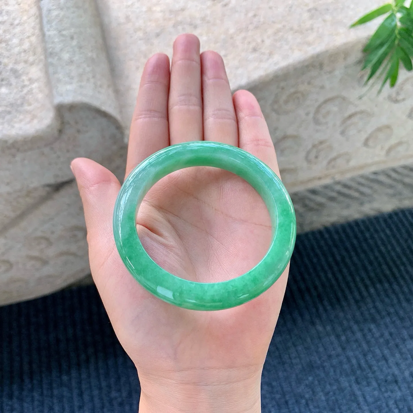 【圈口】53.3/10.3/8.7，糯冰满绿，水润，种老，细腻，无裂纹！