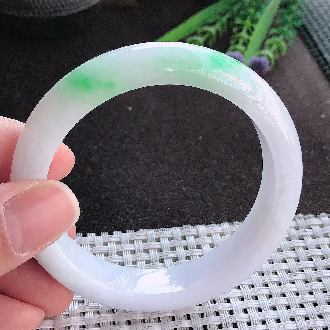 实拍A货翡翠57.5/13.3/8.8老坑精美飘阳绿白底青手镯宽边玉镯手环