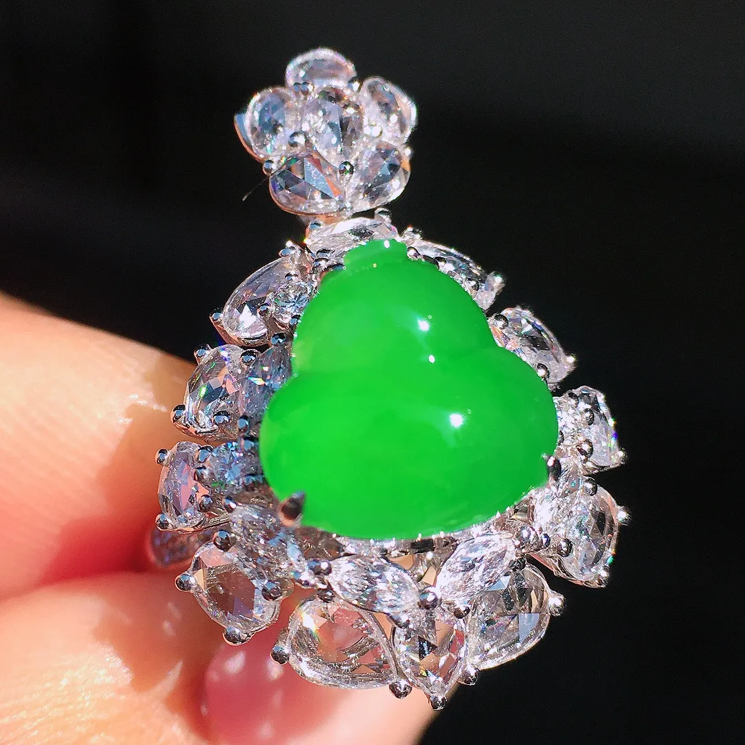 阳绿葫芦戒指/吊坠两用款，色泽均匀艳丽，玉质细腻，荧光感超
强，饱满圆润，尽显优雅气质，18k
金豪华镶嵌