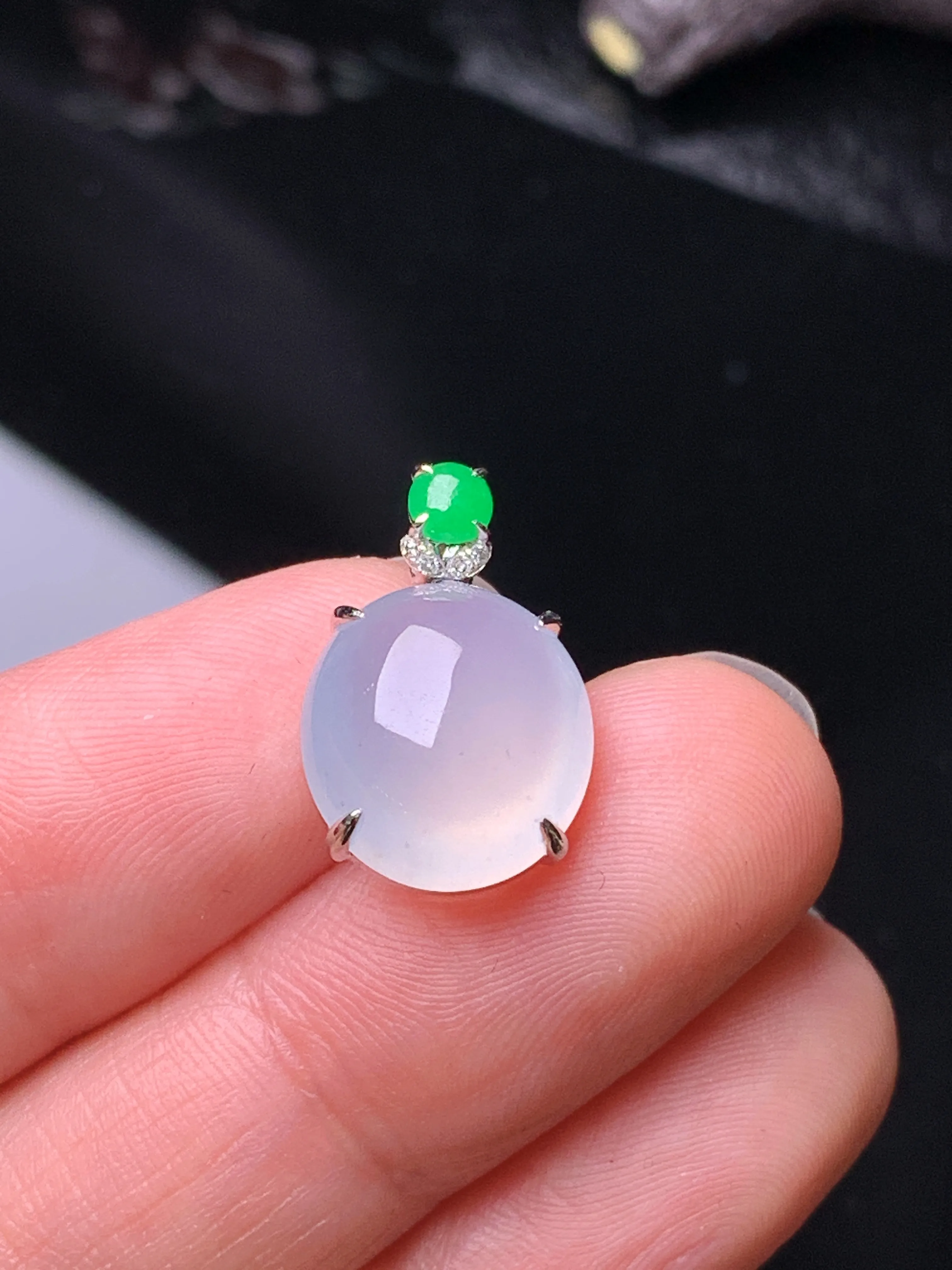 18k金钻镶嵌冰种蛋面吊坠 玉质细腻 色泽艳丽清新 整体尺寸17.6*11.5*6.5