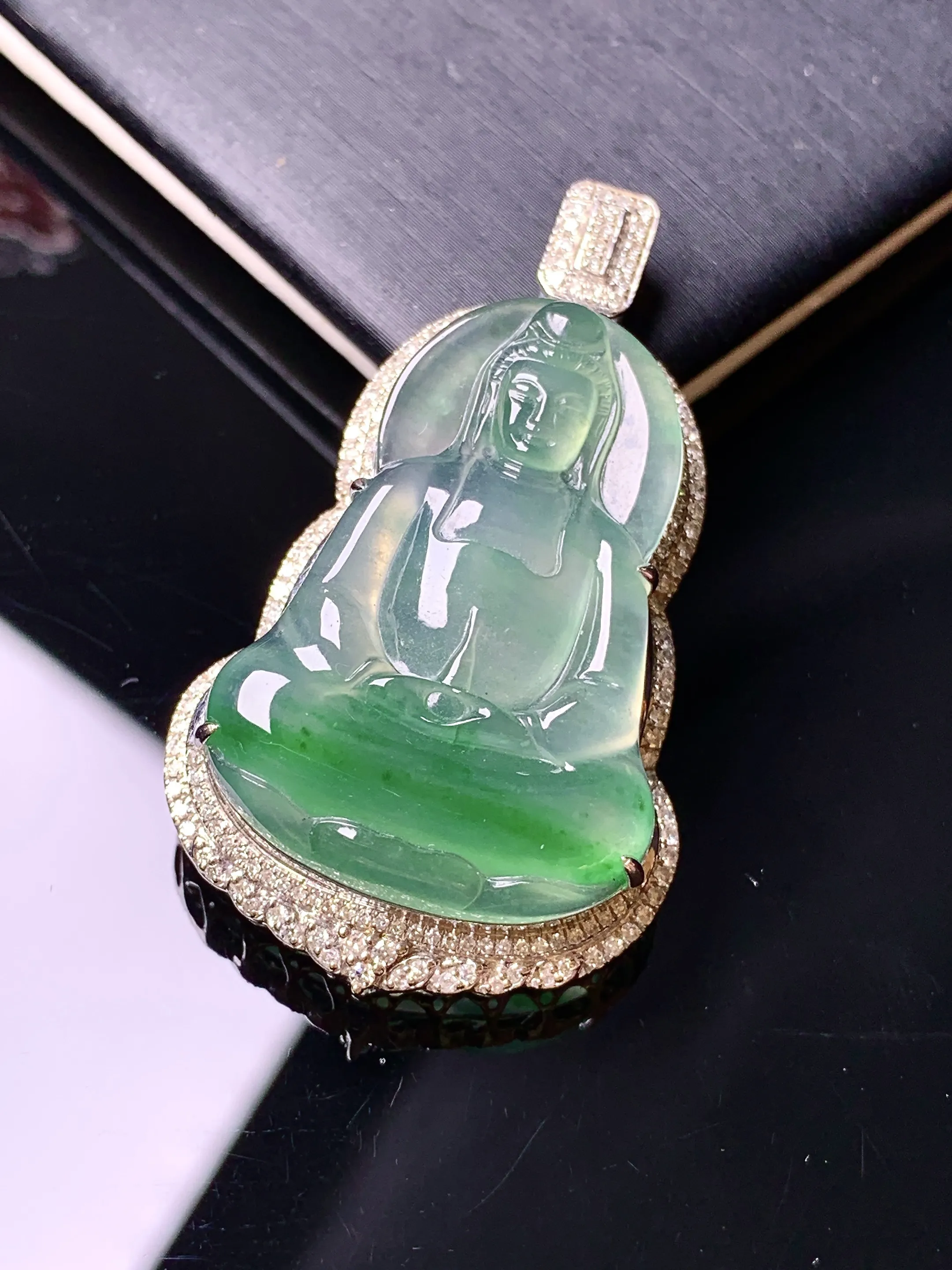 18k金钻镶嵌飘绿观音菩萨吊坠 玉质细腻 色泽艳丽清新 整体尺寸44*25*9.8