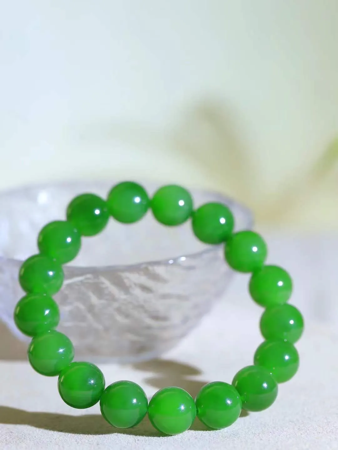 【珠圆玉润.手串】

精品和田玉碧玉珠圆玉润手串 玉质温润细腻  整串打磨圆润，佩戴舒适。珠珠落玉盘，间关莺语花底滑，一生美好时光，无论身在何处，都有它相伴相守。事事顺遂，幸福美满，吉祥如意。重45.6克 尺寸取一12mm FDL-161202613