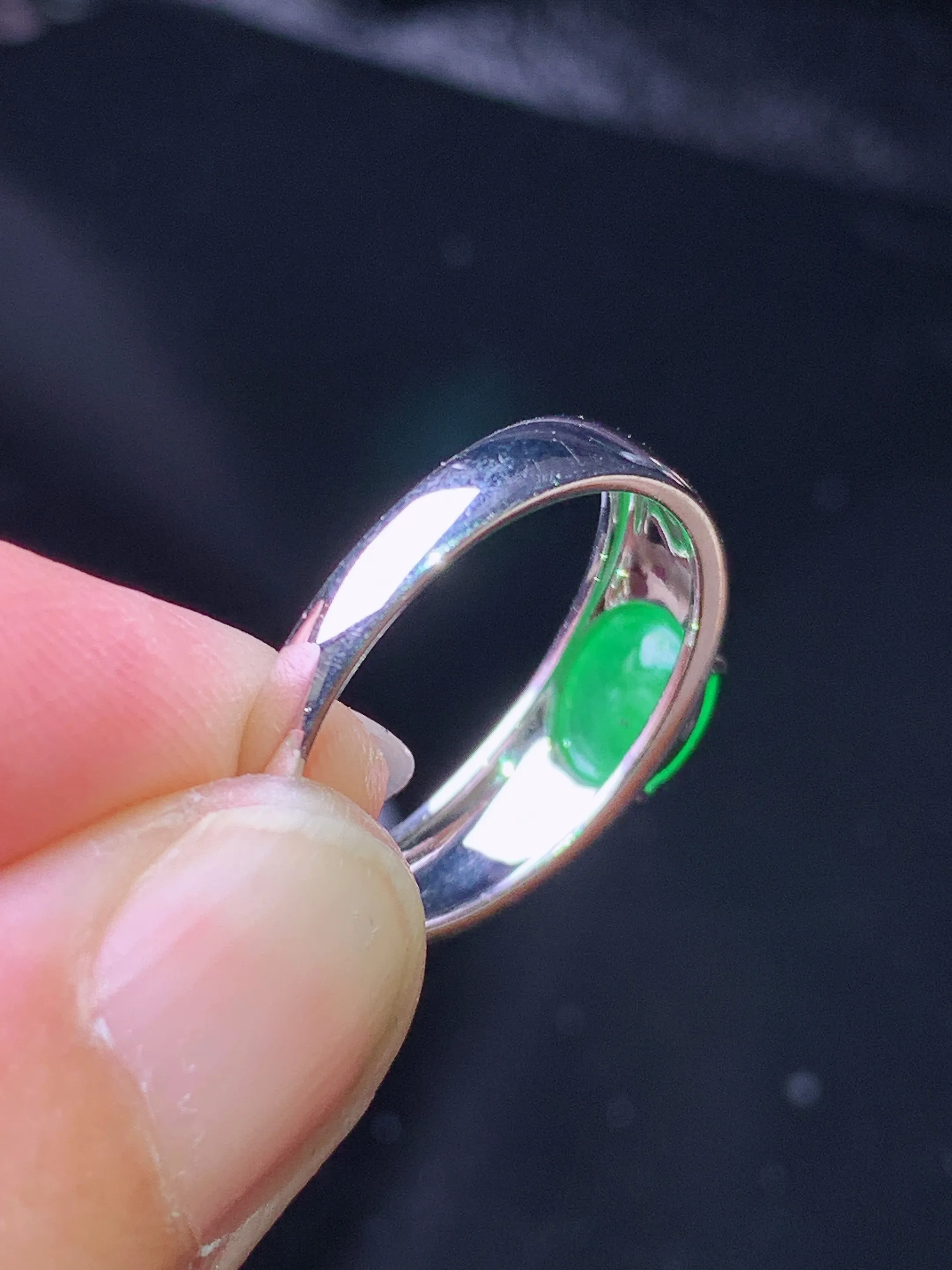 18k金镶嵌满绿蛋面戒指 玉质细腻 色泽艳丽清新 圈口14 裸石尺寸5.6*7.3*3.2