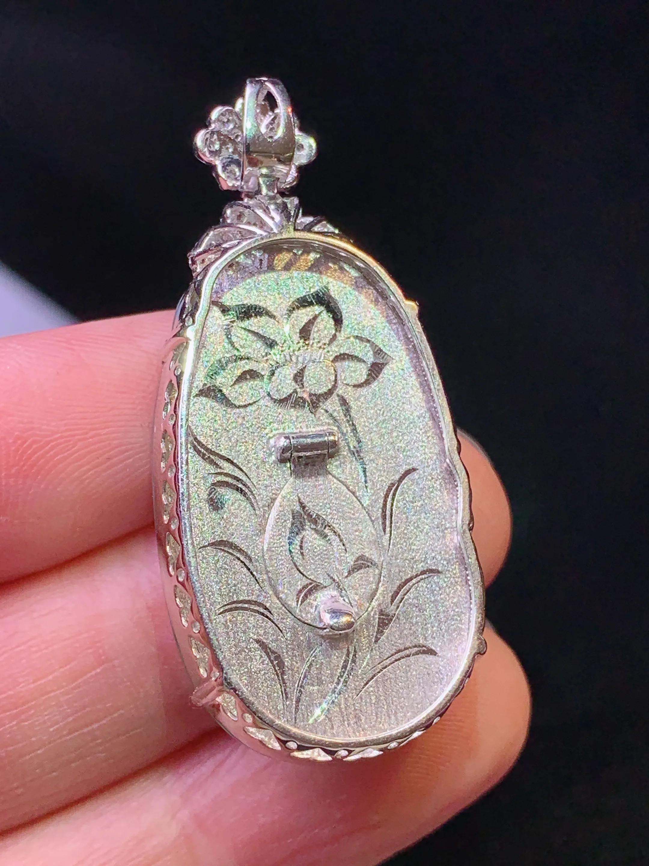 18k金钻镶嵌飘绿如意吊坠 玉质细腻 色泽艳丽清新 整体尺寸41.8*18.5*7.8