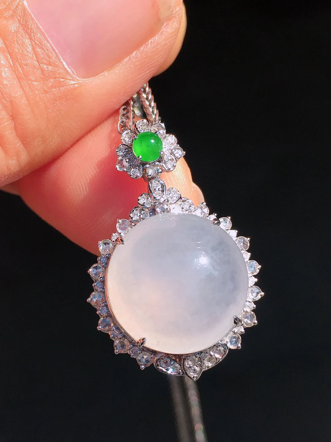 冰种蛋面吊坠，玉质细腻，荧光感超
强，饱满圆润，尽显优雅气质，18k
金豪华镶嵌