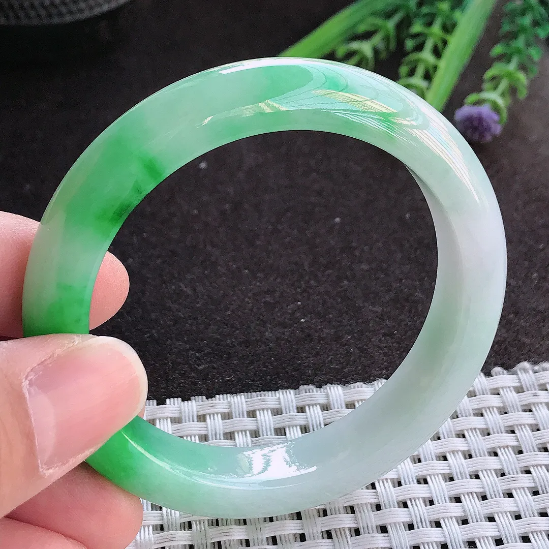 实拍A货翡翠52.5/11.3/8.3老坑精美冰润辣阳绿手镯宽边玉镯手环