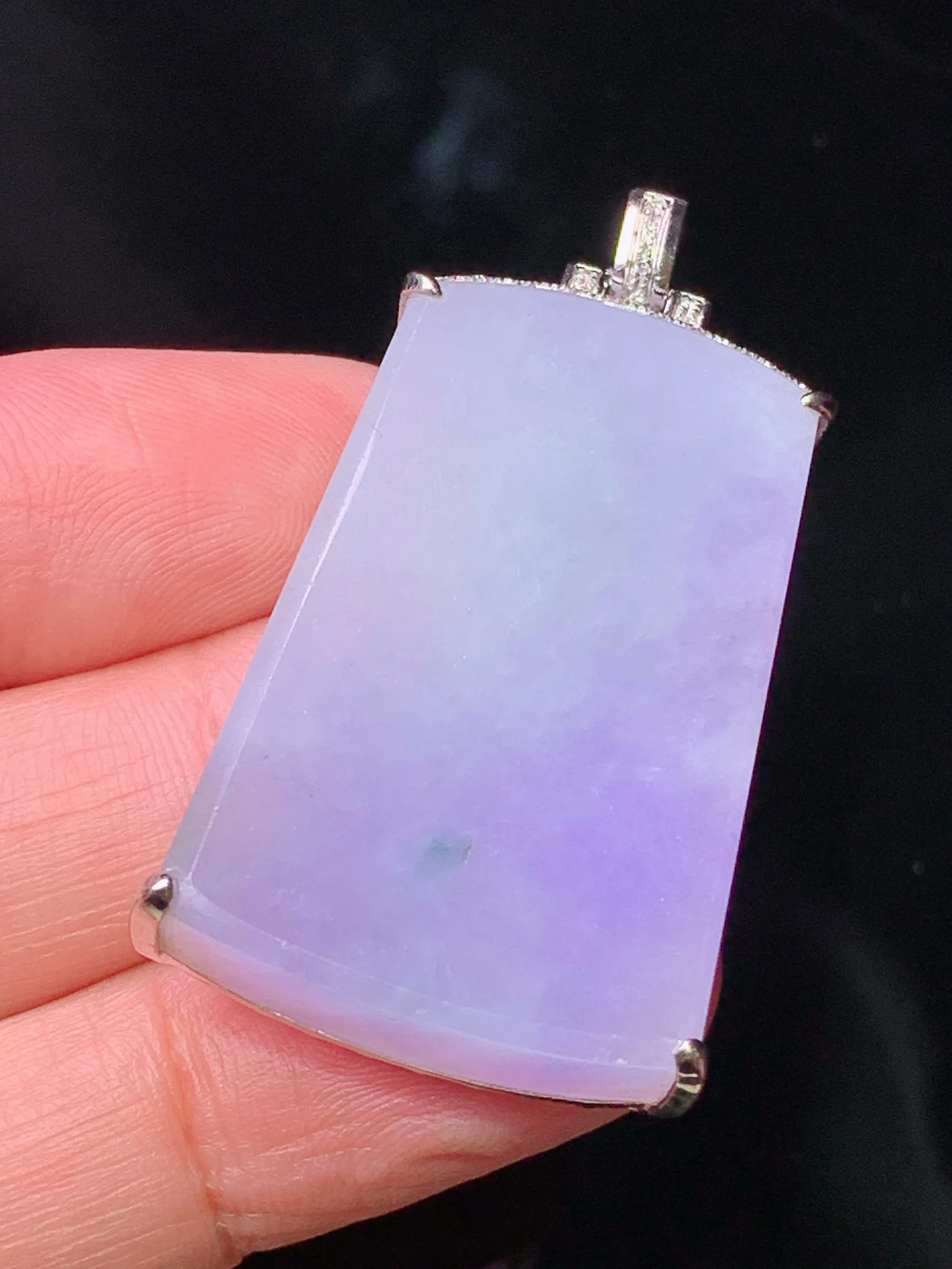 18k金钻镶嵌紫罗兰无事牌吊坠 玉质细腻 色泽艳丽清新 整体尺寸42.8*21.8*7.6