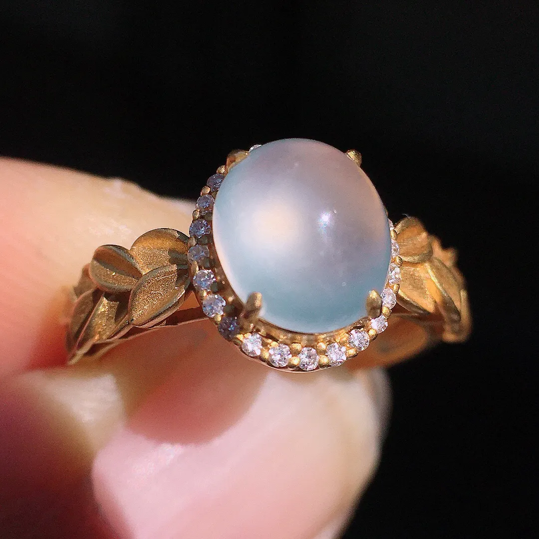 冰种蛋面戒指，玉质细腻，荧光感超
强，饱满圆润，尽显优雅气质，18k
金豪华镶嵌