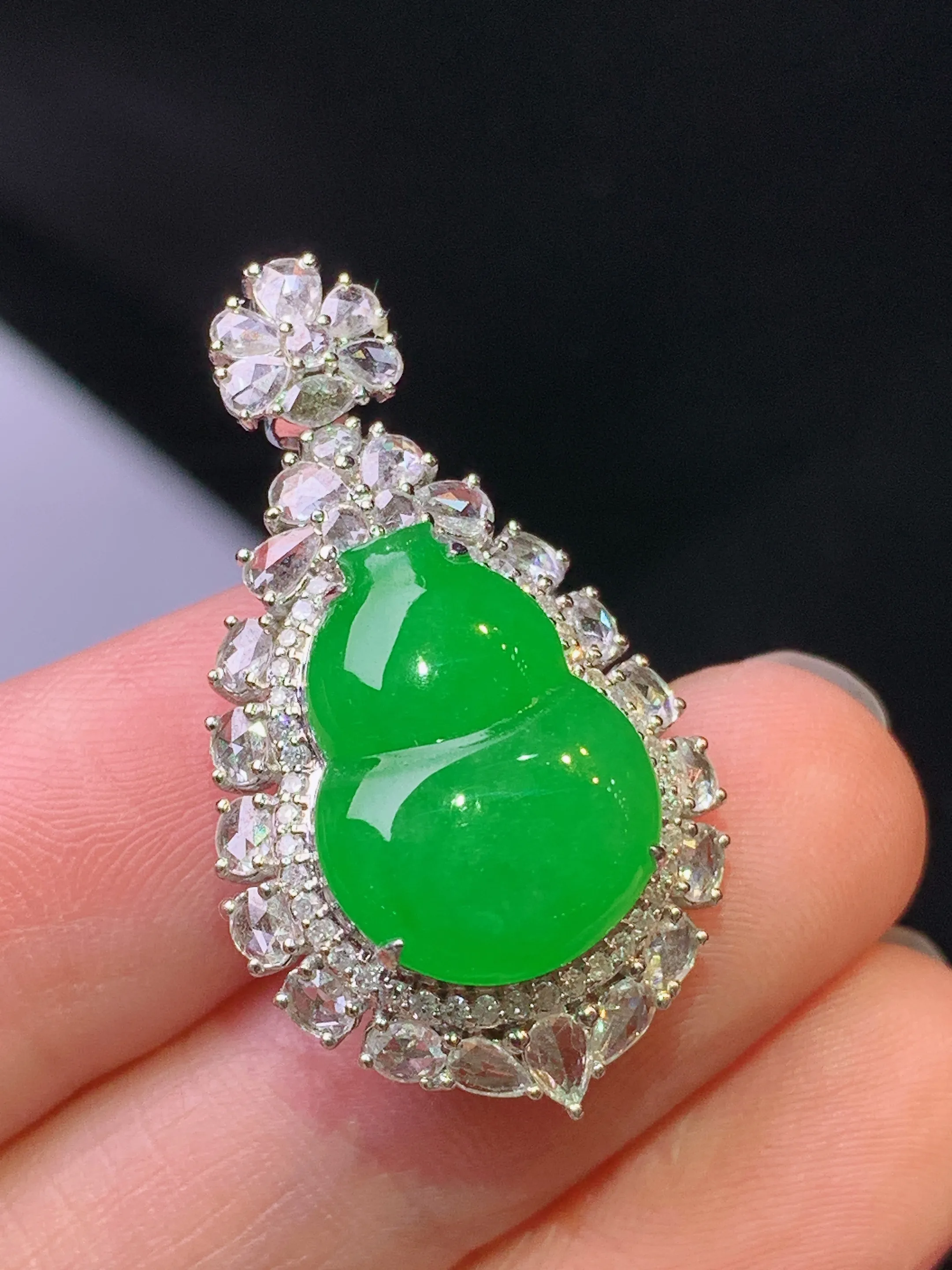 18k金钻镶嵌满绿葫芦吊坠 玉质细腻 色泽艳丽清新 整体尺寸31.8*18*10.3