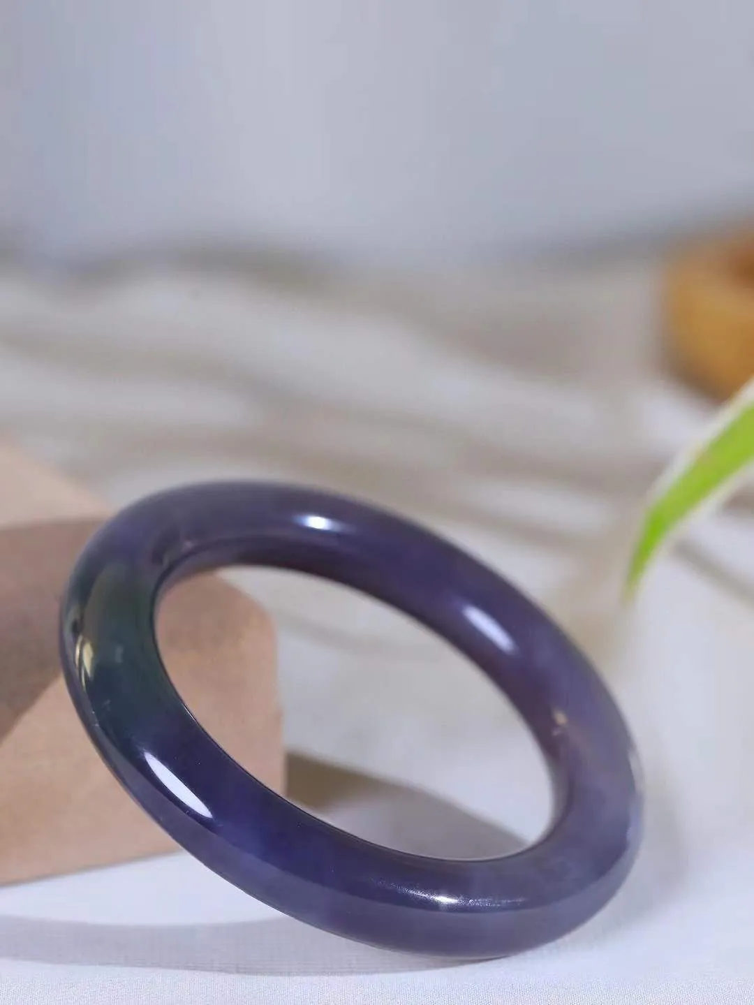 （一见倾心.手镯）

精品和田玉烟紫双色圆条手镯，玉质温润细腻 油性十足 手感舒适，高华雅逸，线条流畅，简约大气，美自天成，素雅高贵。佩戴于腕间，婉约之美，举手投足间透出那低调奢华。重67.8克  尺寸54-11.8-11.8mm  5610836A