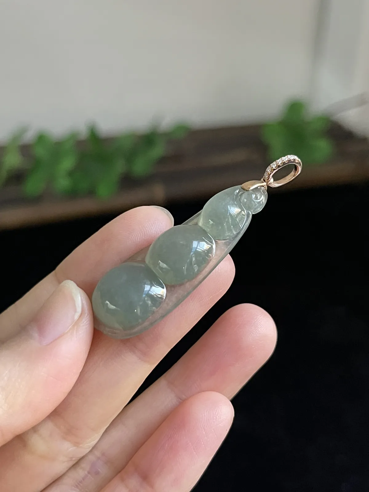 翡翠冰糯种浅绿色福豆，印记：G18K,伴钻石