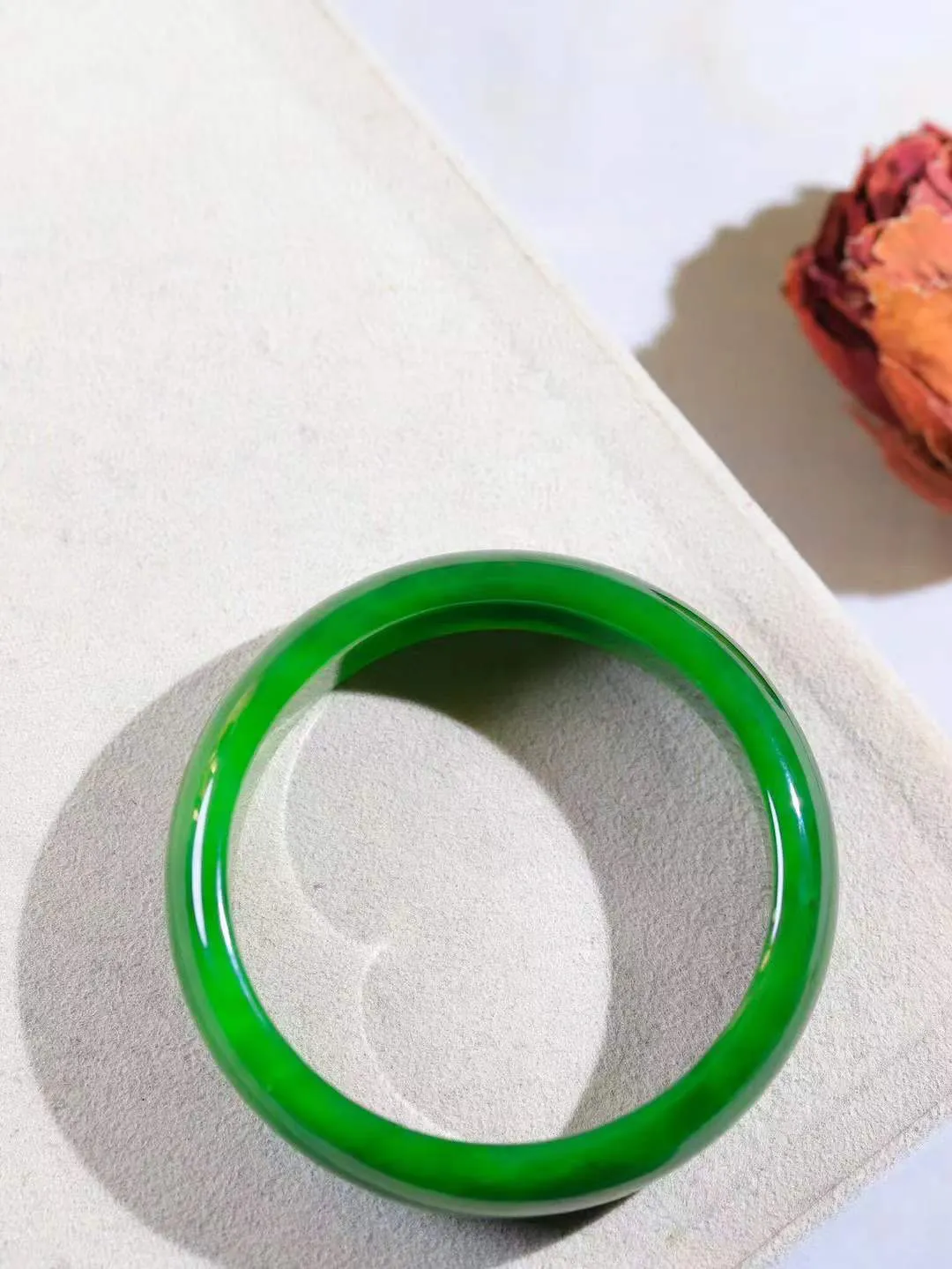 【温润如心.镯】

收藏级臻品和田玉碧玉手镯，精选上等碧玉料，色泽清透，质地细腻。佩戴它，感受千年玉文化的温润与优雅，愿它为您带来平安与幸福。重48.6克  尺寸53-15.7-6.6mm  1010811A