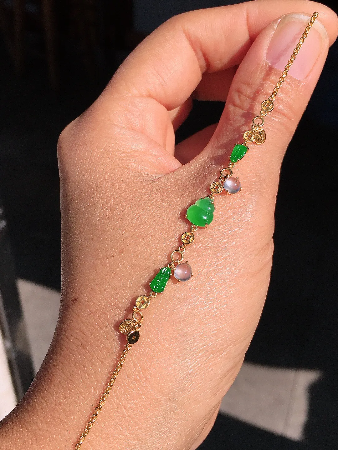 阳绿葫芦手链，色泽均匀艳丽，玉质细腻，荧光感超
强，饱满圆润，尽显优雅气质，18k
金豪华镶嵌