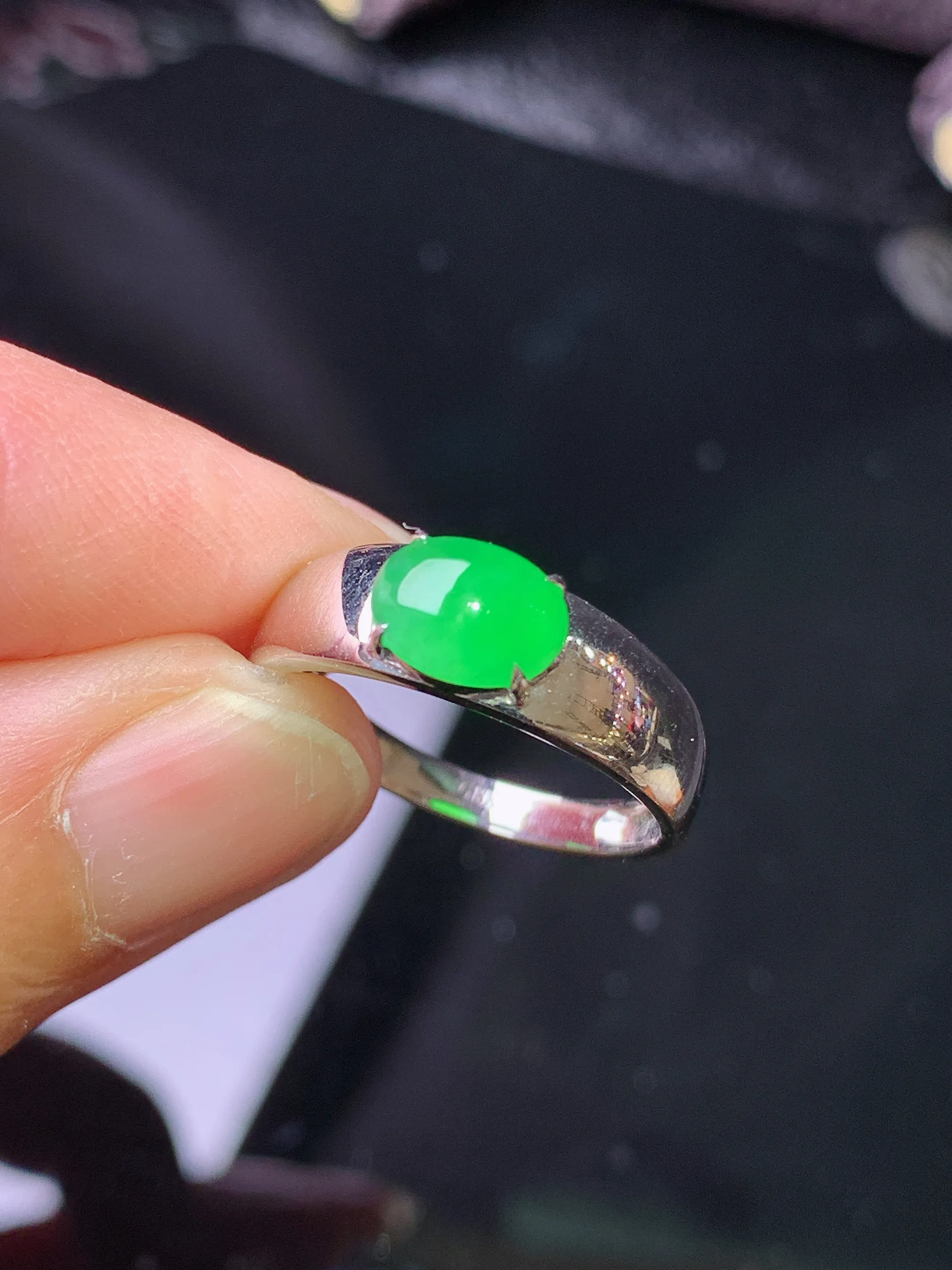 18k金镶嵌满绿蛋面戒指 玉质细腻 色泽艳丽清新 圈口14 裸石尺寸5.6*7.3*3.2