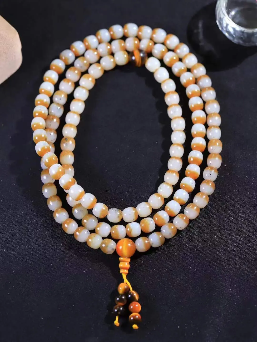 【链.108】

精品和田玉糖白点墨老型珠108挂链 玉质温润细腻 油性十足 佩戴舒适。珠珠落玉盘，