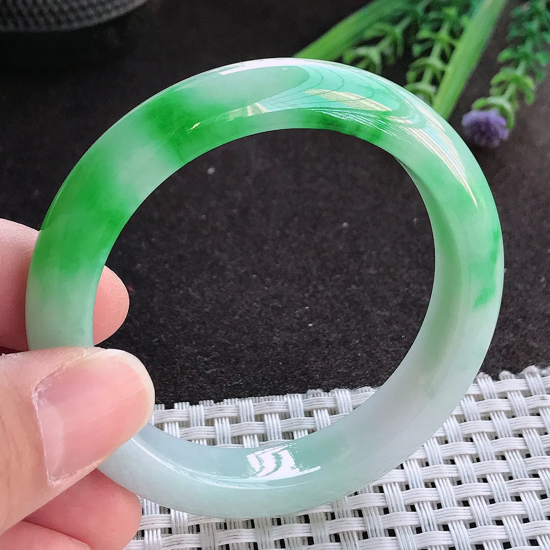 实拍A货翡翠52.5/11.3/8.3老坑精美冰润辣阳绿手镯宽边玉镯手环