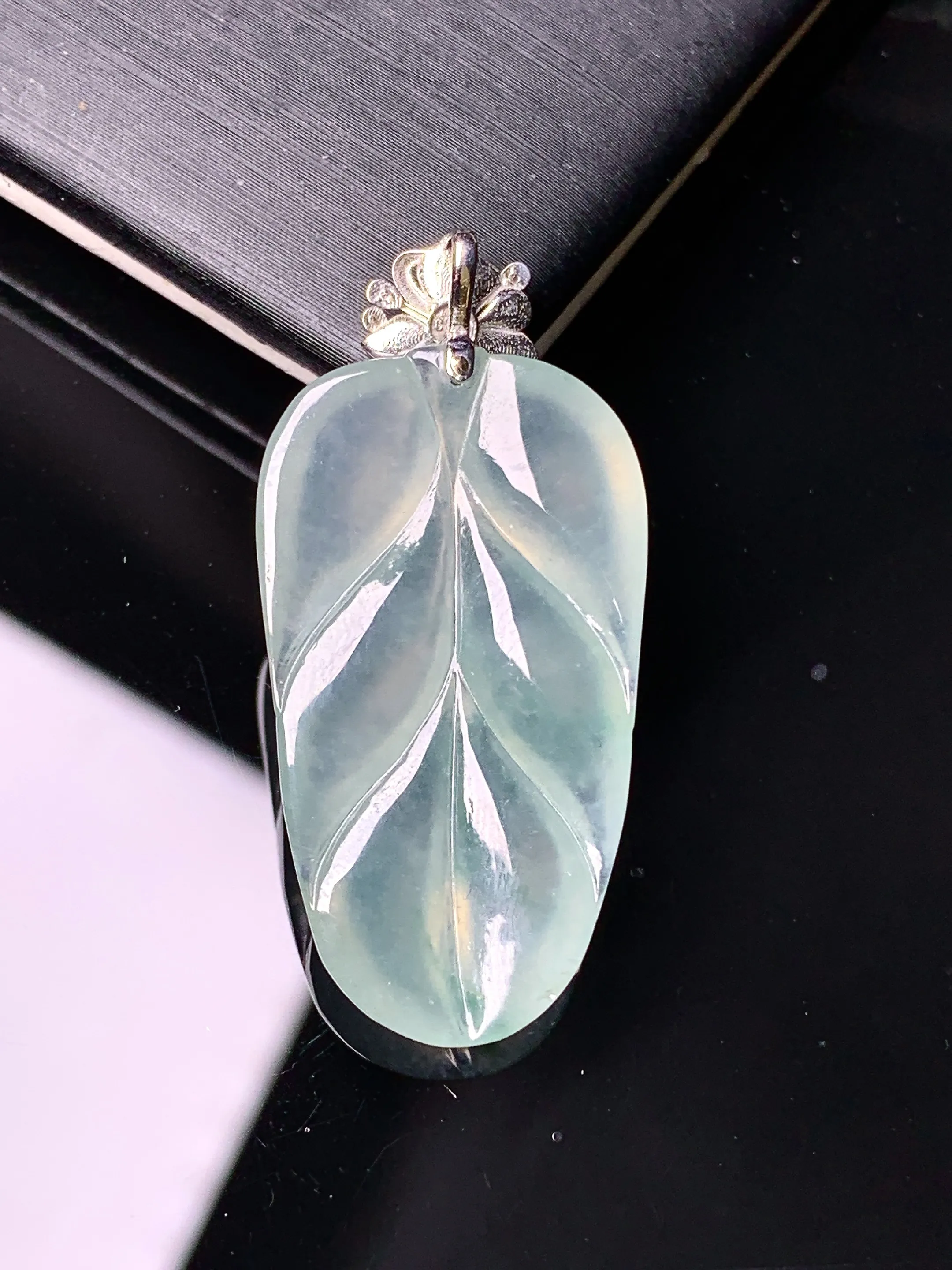 18k金镶嵌冰种树叶吊坠 玉质细腻 色泽艳丽清新 整体尺寸36.6*17.2*5