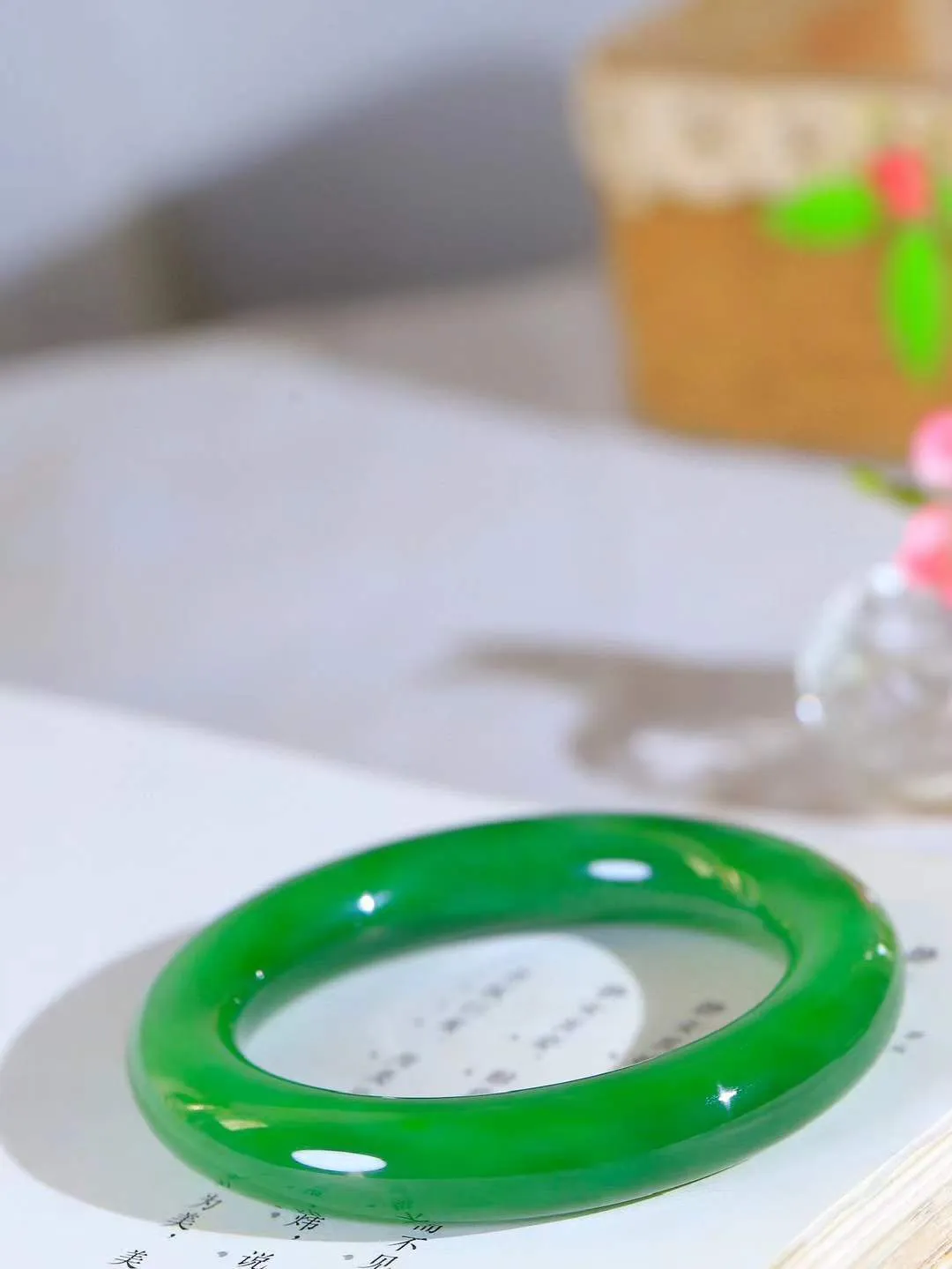 【柔情素语·手镯】

典藏级臻品️️和田玉碧玉圆条手镯，玉质细腻温润，手感舒适，️线条流畅，简约大气，美自天成，佩戴于腕间，婉约之美，举手投足间透出那份低调奢华，醉人心扉。重76.5克 内径圈口55.5mm  尺寸12.3-12.3mm   FDA-5516800