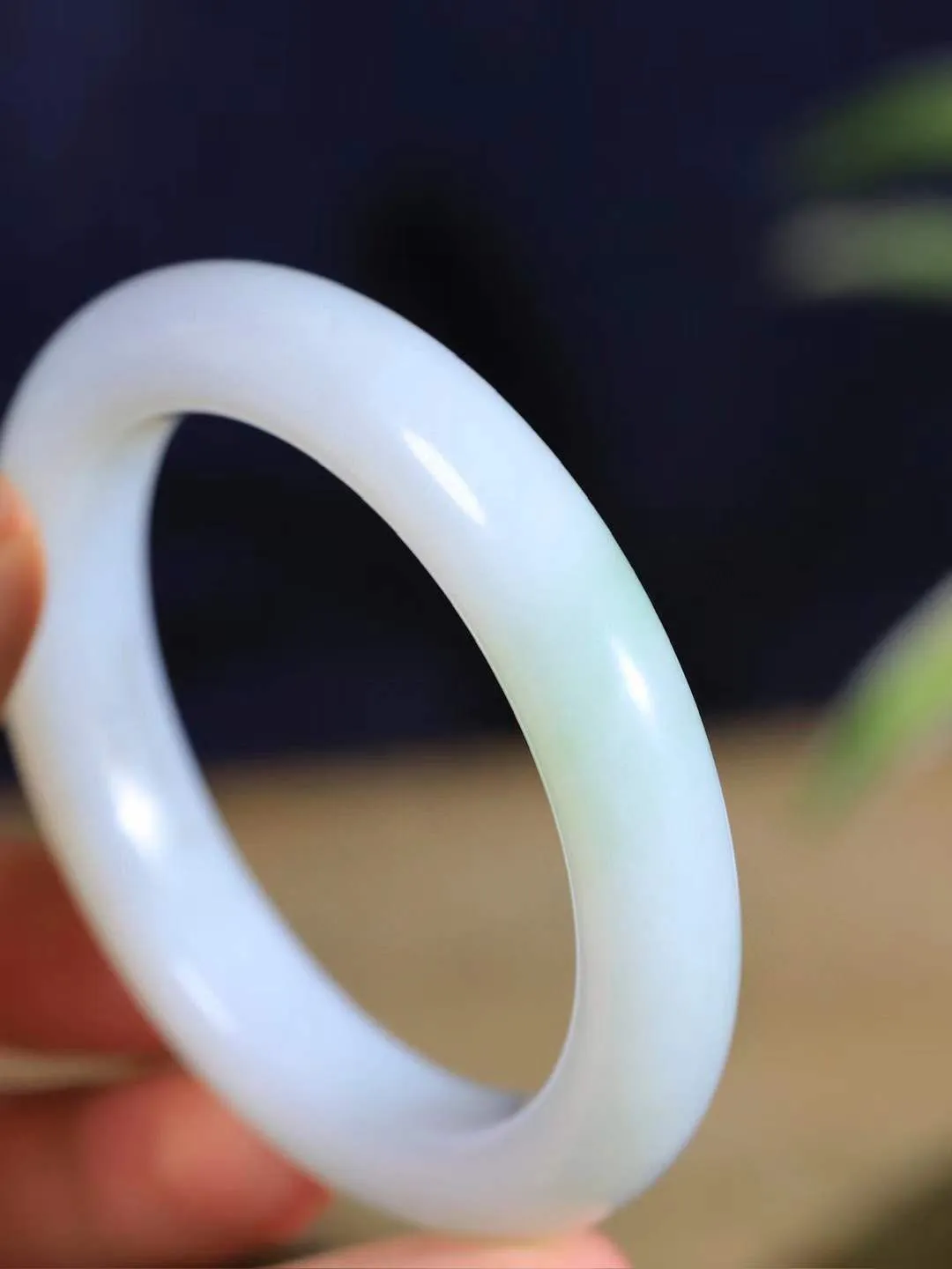 【情有独钟.手镯】

精品和田玉白玉带翠手镯 玉质温润细腻 油性十足 手感舒适，高华雅逸，线条流畅，简约大气，美自天成，素雅高贵。佩戴于腕间，婉约之美，举手投足间透出那低调奢华。重61克 内径56mm 尺寸12-10mm   FDA-7914851