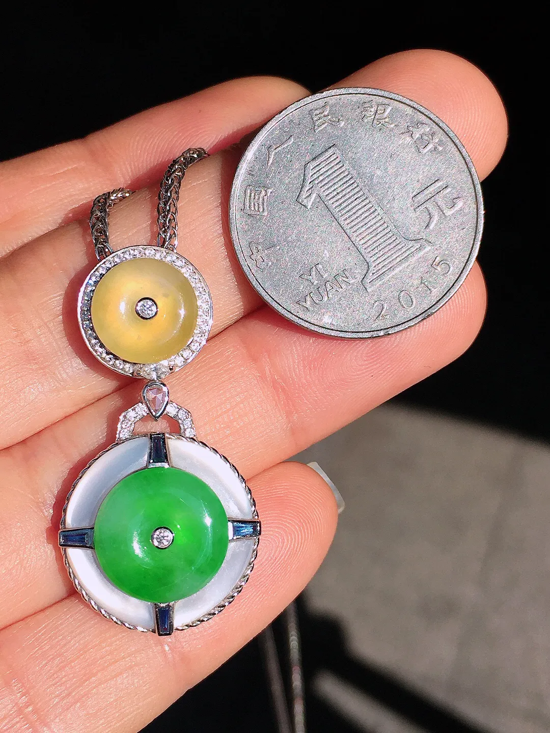 （黄+绿）二合一吊坠，色泽均匀艳丽，玉质细腻，荧光感超
强，饱满圆润，尽显优雅气质，18k
金豪华镶嵌