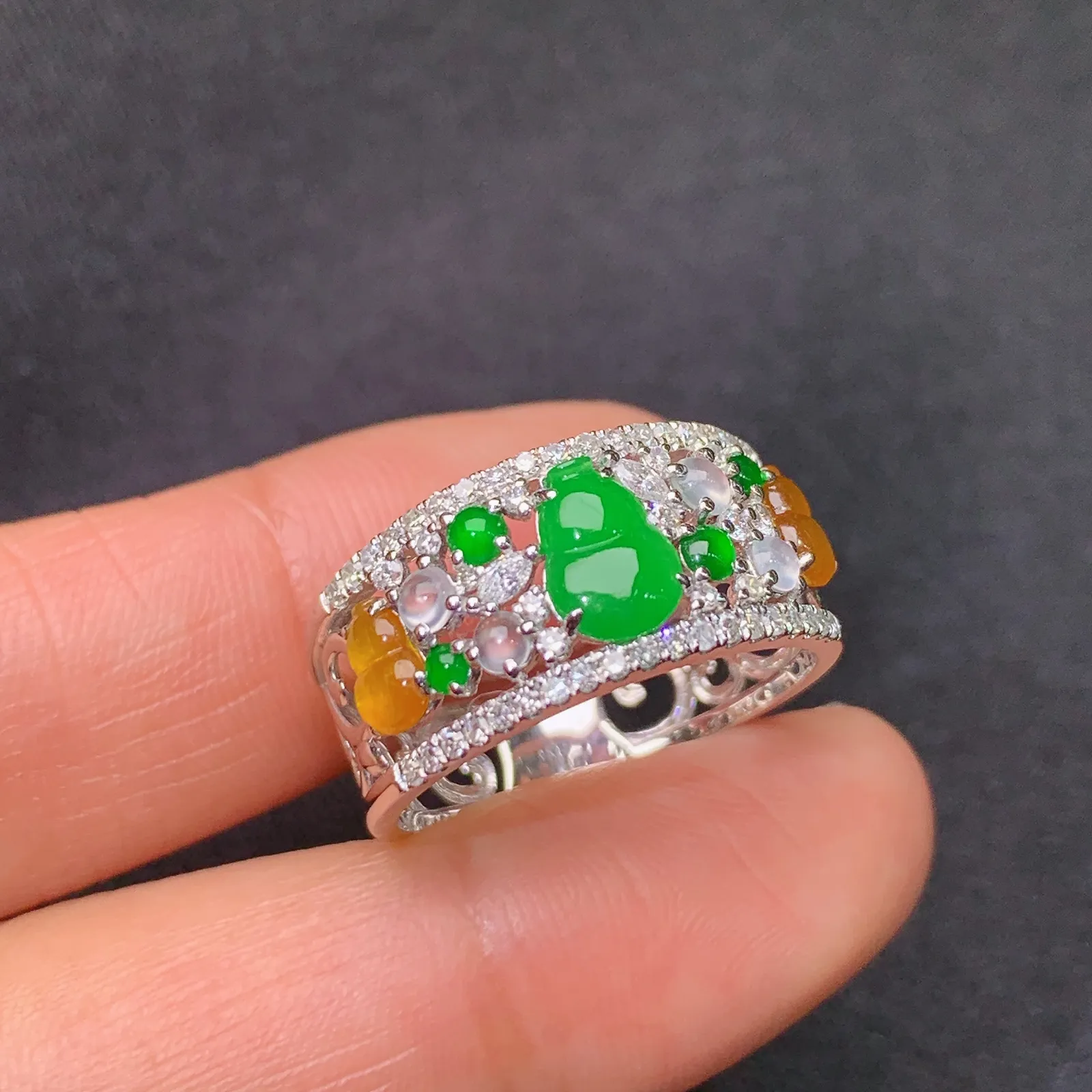 阳绿葫芦戒指 18k金镶嵌，款式新颖，冰润色阳，种水足，Of 圈口19 尺寸6.9*3.9*1