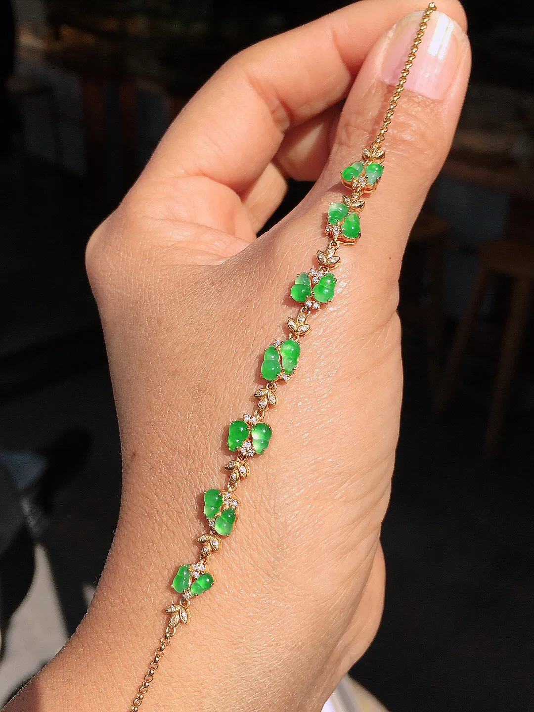 阳绿葫芦手链，色泽均匀艳丽，玉质细腻，荧光感超
强，饱满圆润，尽显优雅气质，18k
金豪华镶嵌