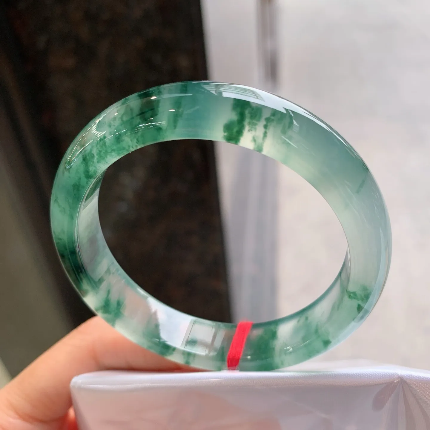 正圈高冰飘花 无瑕 尺寸：55.7/12.2/8.1 起荧光