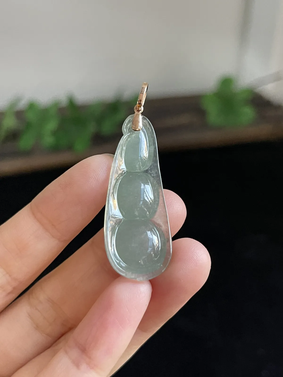 翡翠冰糯种浅绿色福豆，印记：G18K,伴钻石