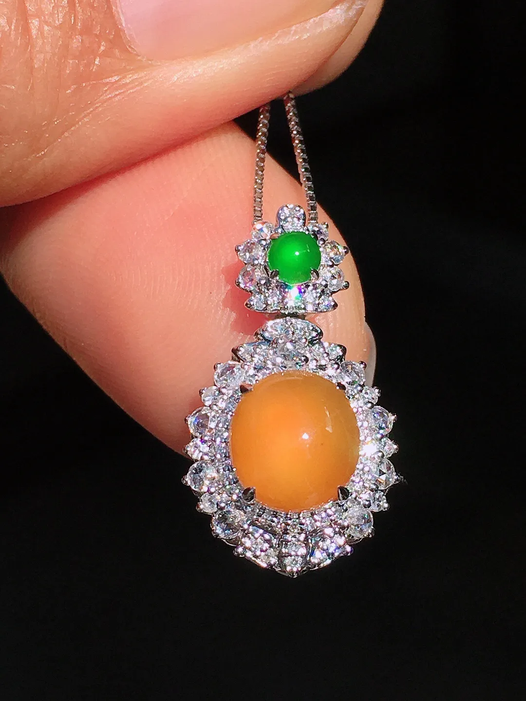 黄翡蛋面吊坠，色泽均匀艳丽，玉质细腻，荧光感超
强，饱满圆润，尽显优雅气质，18k
金豪华镶嵌