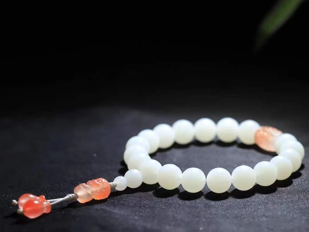 【珠圆玉润.手串】

精品️和田玉白玉珠圆玉润手串 玉质温润细腻  整串打磨圆润，佩戴舒适。珠珠落玉盘，间关莺语花底滑，一生美好时光，无论身在何处，都有它相伴相守。事事顺遂，幸福美满，吉祥如意。重44.7克 尺寸取一11mm  FDA-2210433