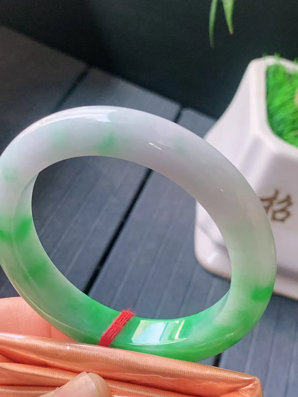 【翡翠名称】老种白底青阳绿53.6正圈口手镯
【翡翠尺寸】53.6/11.3/9.2mm适合52.6-55正圈口佩戴
【翡翠描述】宝贝种老水足，玉质细腻，色泽靓丽，性价比高，佩戴效果好！
【其它赠送】权威证书/精美挂绳盒子/支持全国复检