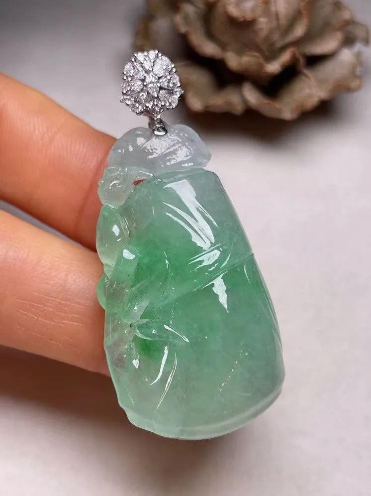 冰糯种飘绿节节高吊坠、真金真钻镶嵌，种水好，玉质细腻 .裸石尺寸 39.0*31.5