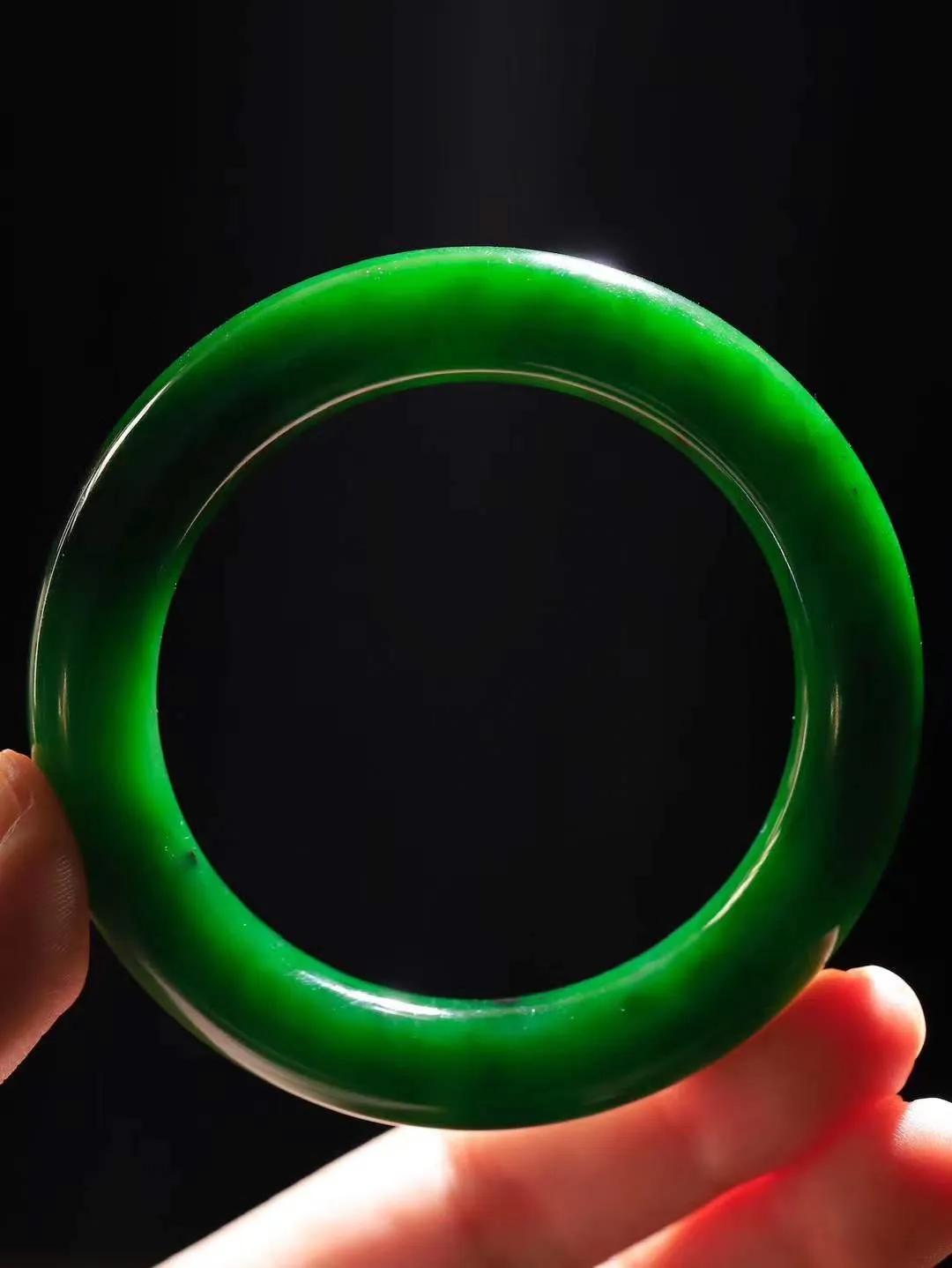 【一见钟情·手镯】

收藏级臻品和田玉碧玉圆条手镯。镯型饱满，温润细腻，脂润沁香。️执一卷书，沏一盏茶，着一袭裙，戴一只镯。淡淡浅笺，素心若兰，静赏玉中诗画。悠悠岁月，芊手轻摘，盛满诗样芳华。重69克   内径圈口55.5mm 尺寸11.8-11.5mm  FDA-5512800