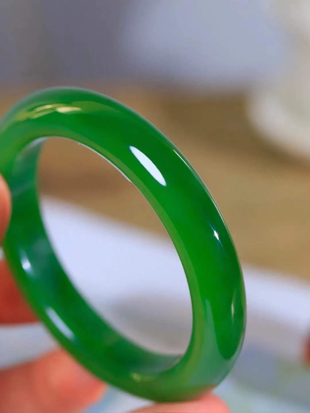 【柔情素语·手镯】

收藏级臻品和田玉碧玉手镯，玉质细腻温润，手感舒适，️线条流畅，简约大气，美自天成，佩戴于腕间，婉约之美，举手投足间透出那份低调奢华，醉人心扉。重56.7克 内径圈口56.5mm  尺寸12-9.2mm   FDA-5510800