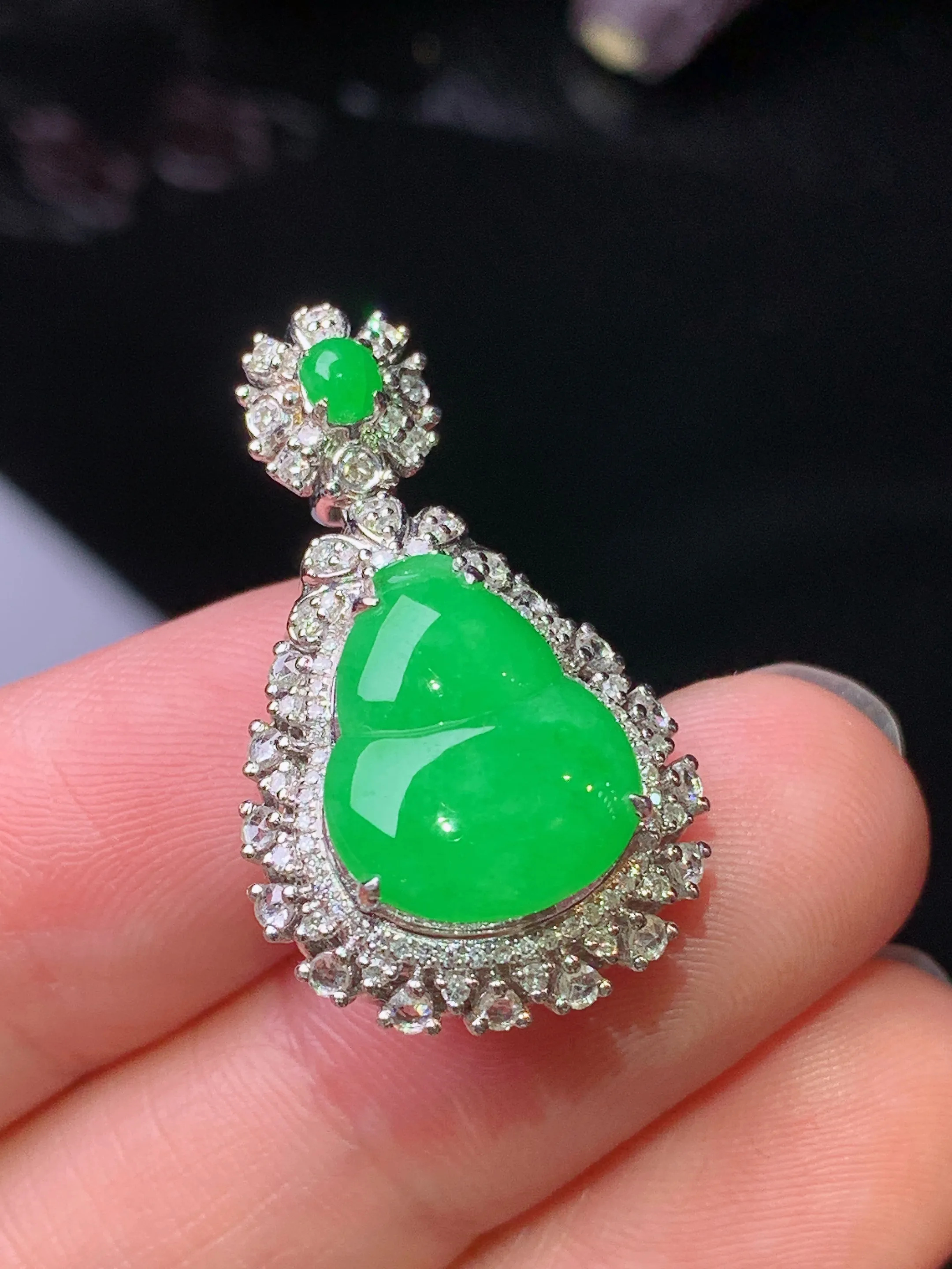 18k金钻镶嵌翠绿葫芦吊坠 玉质细腻 色泽艳丽清新 整体尺寸27.8*16.6*10.7