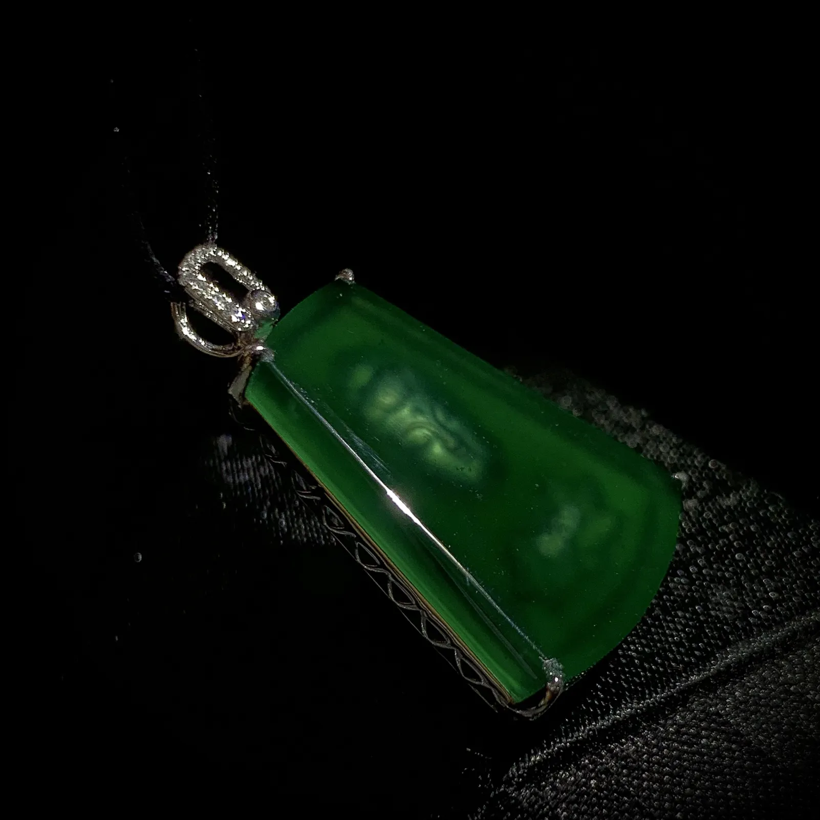 【花开见佛，佛影莲心】，
裸石25.2-18.6-3mm，整体32-20.5-5.8mm，
6.42g，18K金，南非钻，