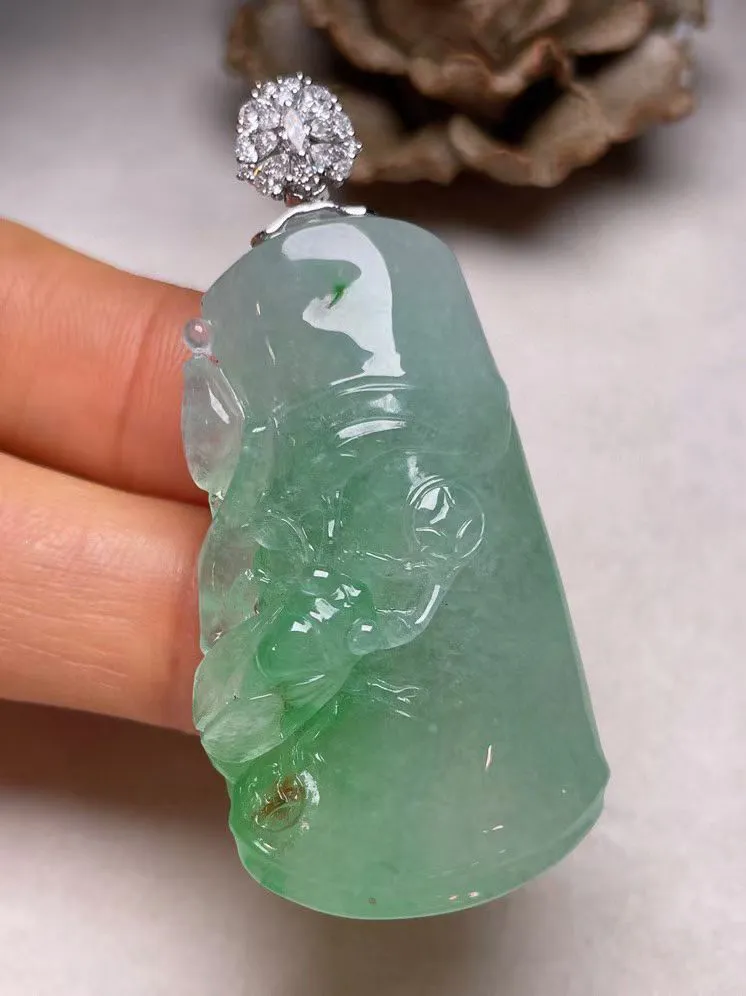 冰糯种飘绿节节高吊坠、真金真钻镶嵌，种水好，玉质细腻 .裸石尺寸 43.0*23.8