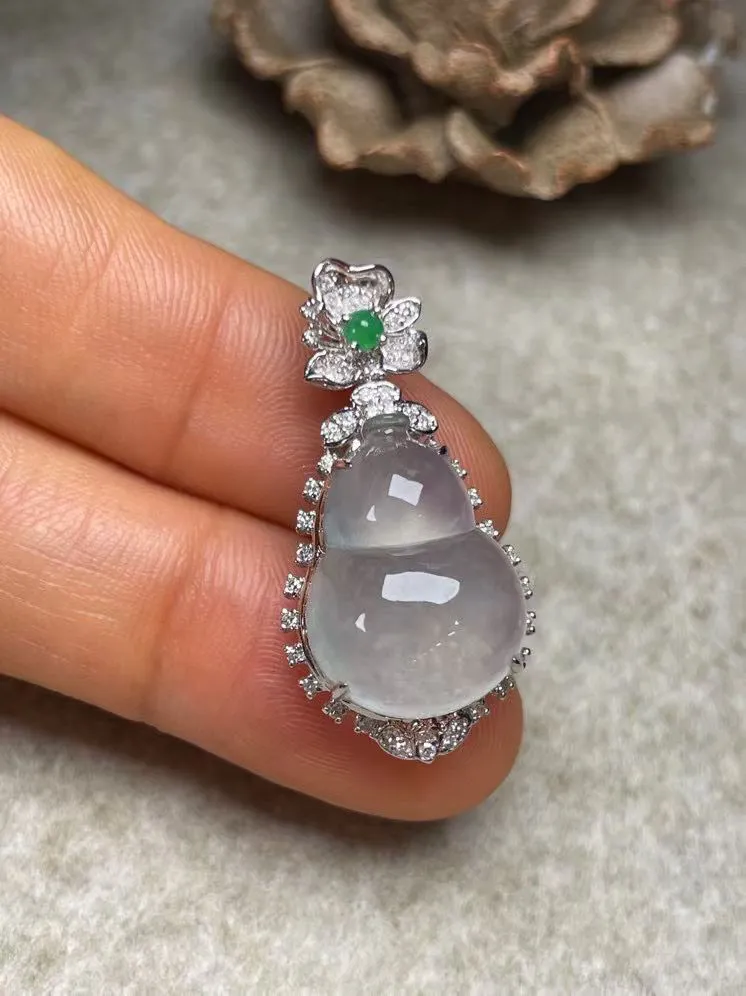 冰种葫芦吊坠、真金真钻镶嵌，种水好，玉质细腻 .裸石尺寸 17.5*12.7