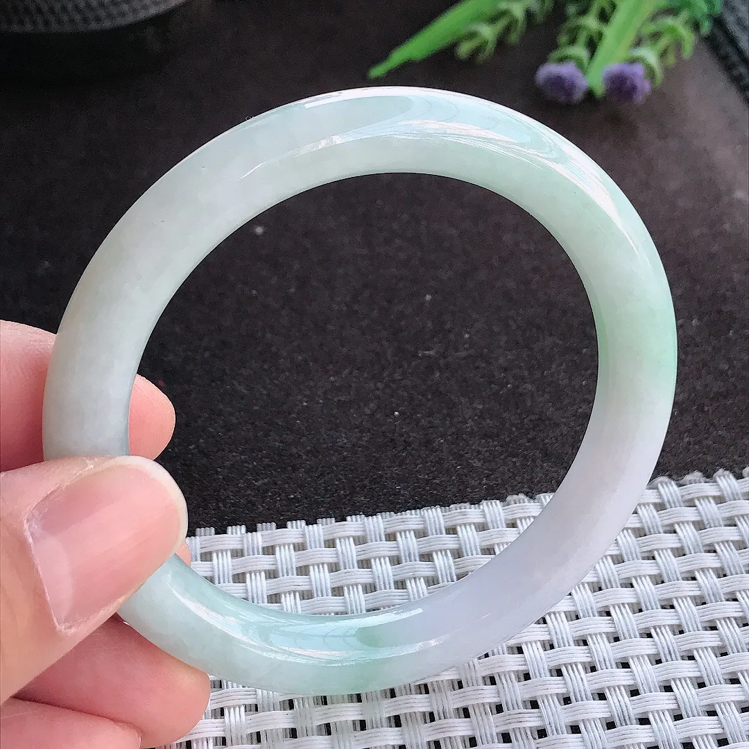 实拍A货翡翠55/8.8老坑清秀温润浅绿色圆条手镯玉镯手环