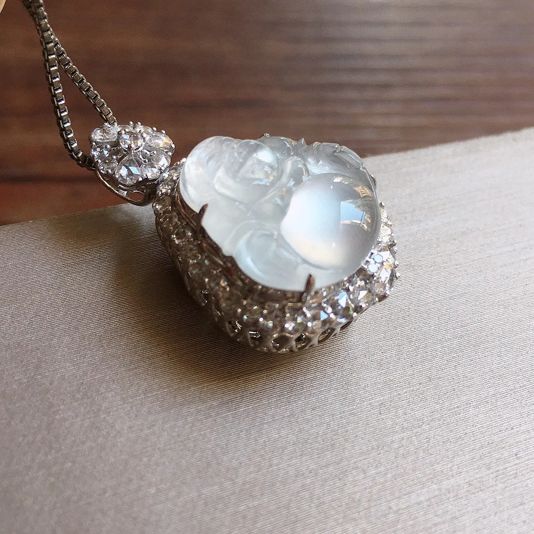 冰种笑佛吊坠，18k金镶嵌，冰润细腻，品相好，种水足，尺寸26*17.2*11.8