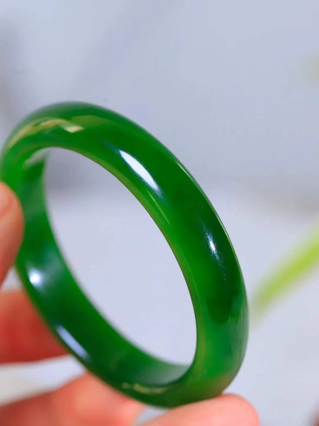 【碧波流转·手镯】

典藏级️和田玉碧玉手镯，玉质细腻温润，手感舒适，️线条流畅，简约大气，美自天成，佩戴于腕间，婉约之美，举手投足间透出那份低调奢华，醉人心扉。
重41.2克 内径圈口52mm尺寸11.8-7.5mm  FDA-1315808