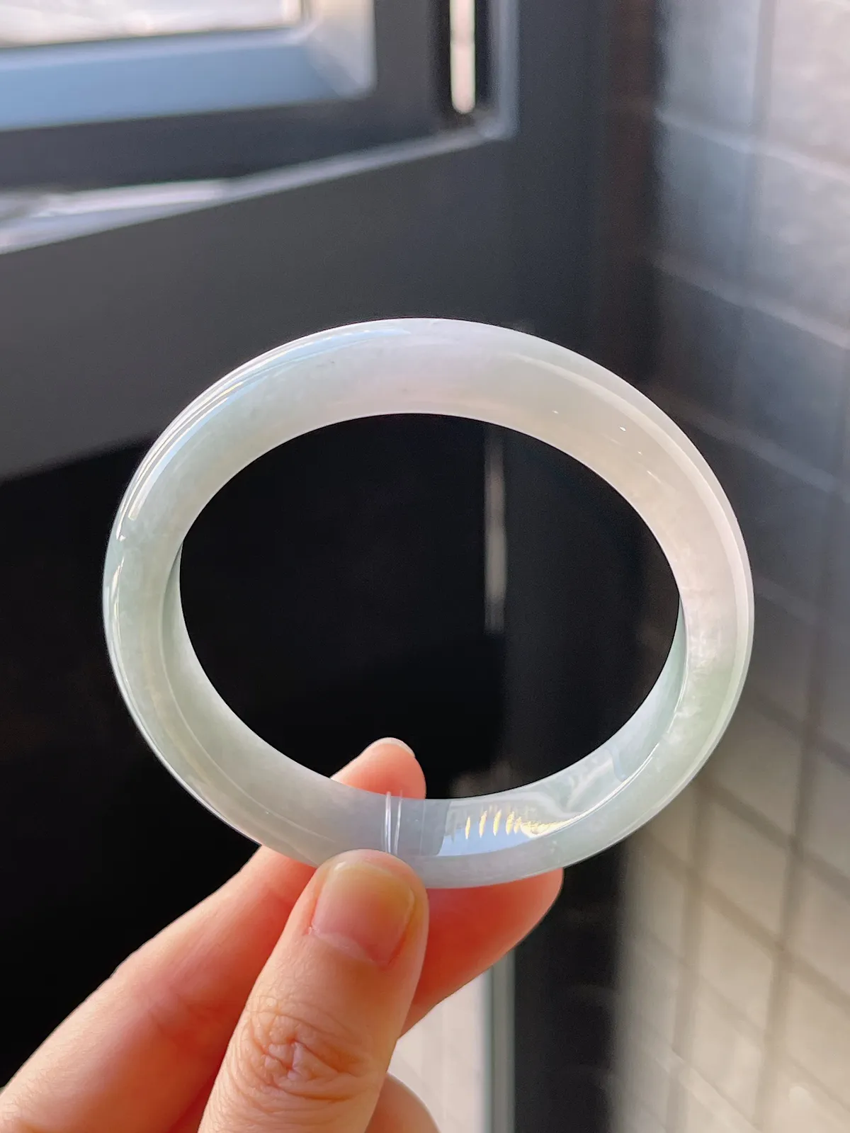 正圈56圈口，翡翠糯化种淡绿色手镯