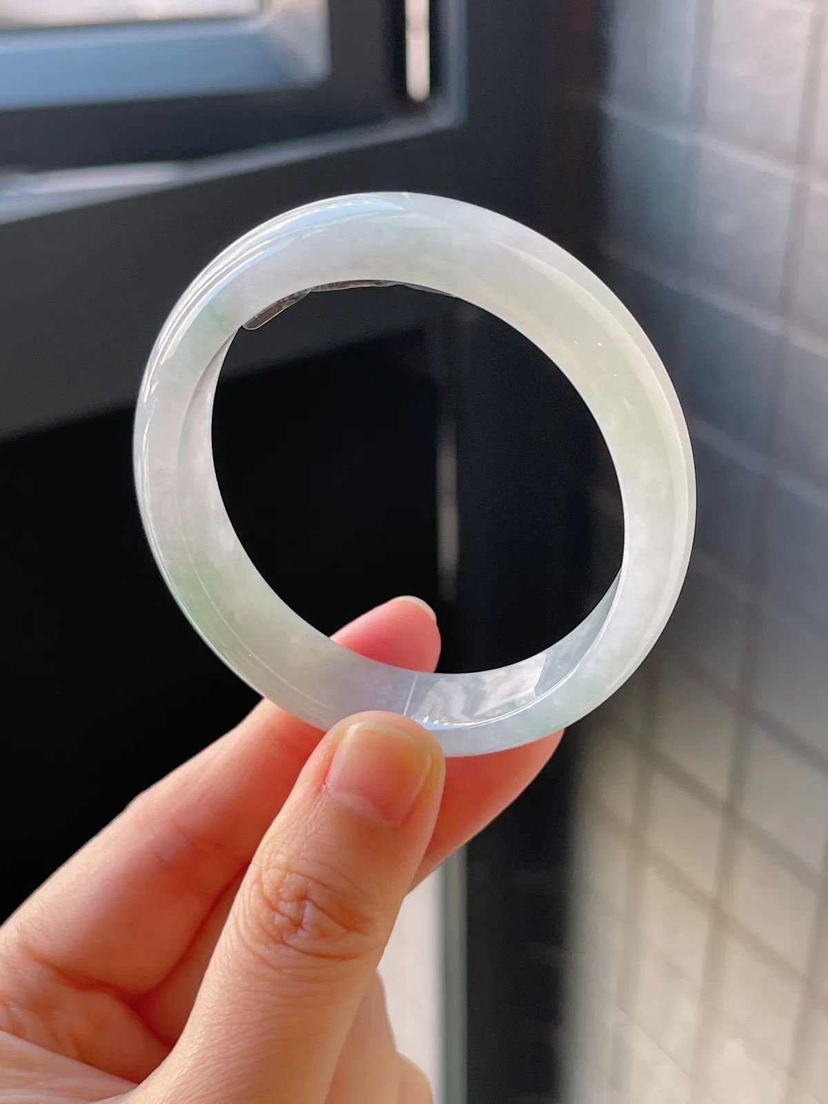 贵妃镯54.4圈口，翡翠冰糯种淡绿色手镯