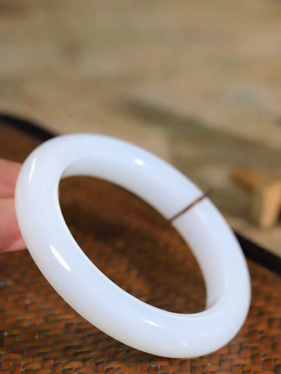 [温润如玉.手镯]

精品️和田玉白玉手镯。玉质温润细腻 油性十足 手感舒适，高华雅逸，线条流畅，简约大气，美自天成，素雅高贵。佩戴于腕间，婉约之美，举手投足间透出那份低调奢华。重73.5克 内径58mm尺寸13-10.7mm 7812814A