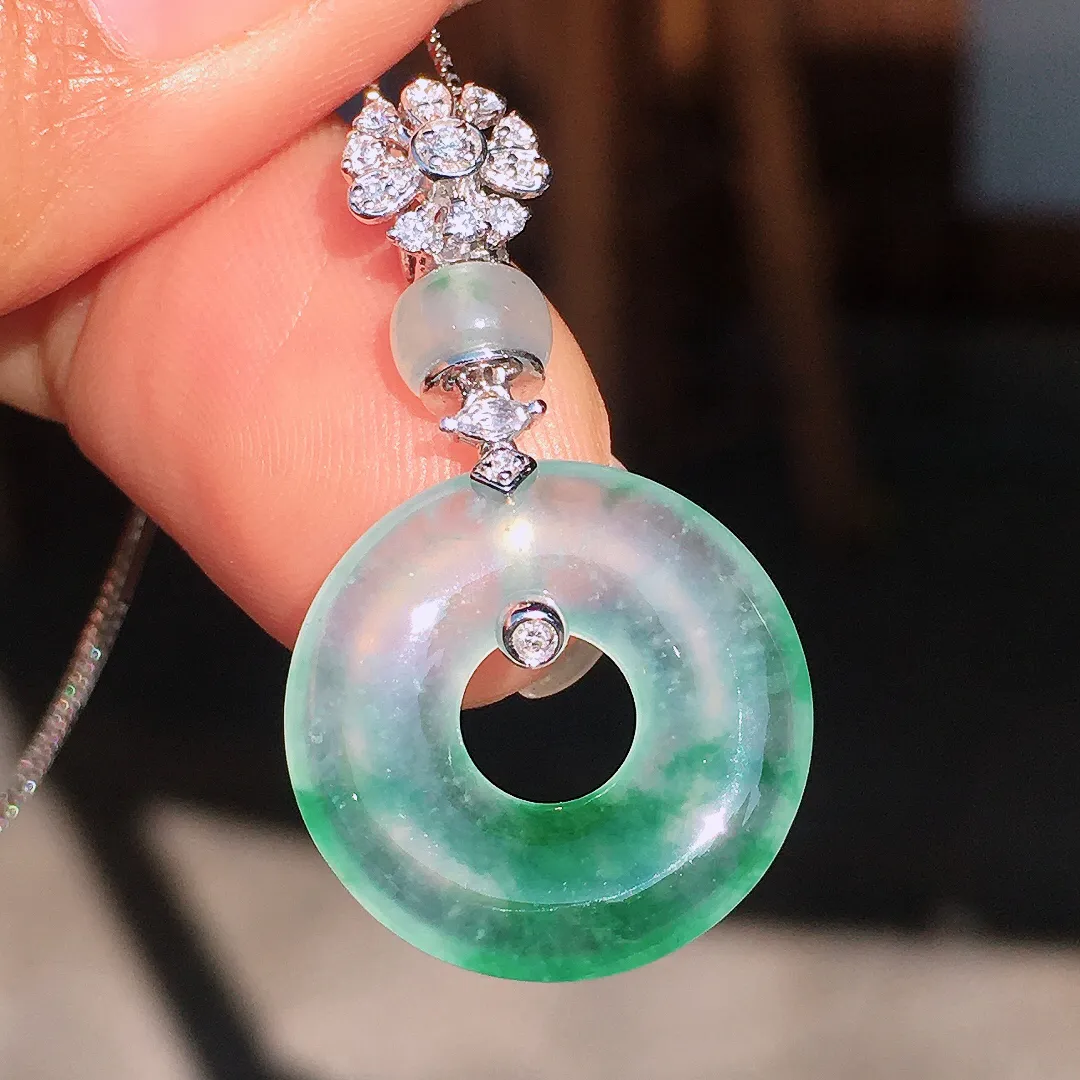 飘绿平安扣吊坠，色泽艳丽，玉质细腻，荧光感超
强，饱满圆润，尽显优雅气质，18k
金豪华镶嵌