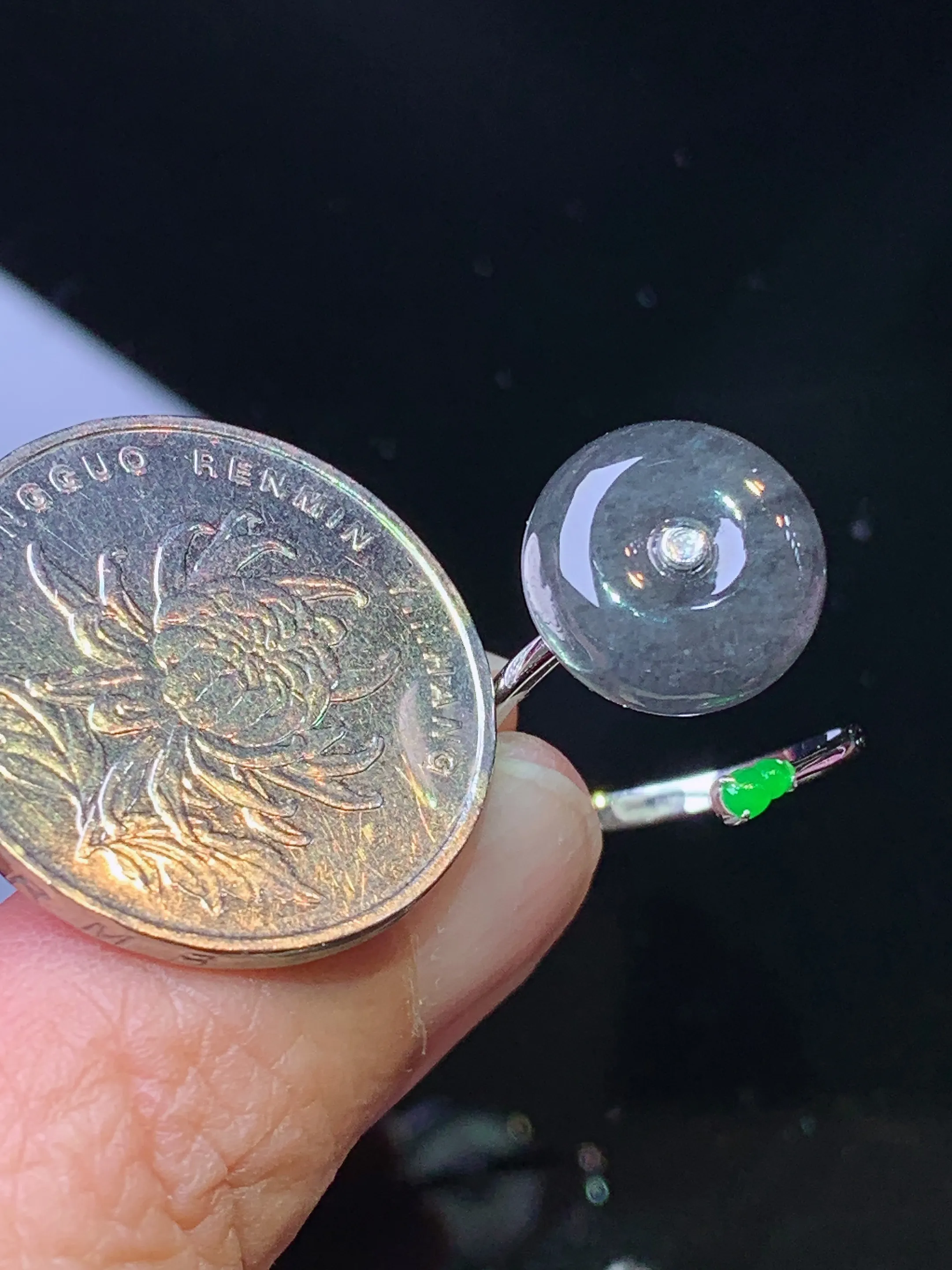 18k金钻镶嵌乌鸡平安扣戒指 玉质细腻 色泽艳丽清新 圈口14.5整体尺寸12.5*5.8